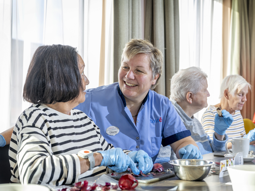 Medewerkster zorgcentra in gesprek met bewoner