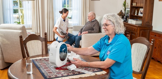 Apotheekmedewerkster aan tafel met slimme medicijndoos