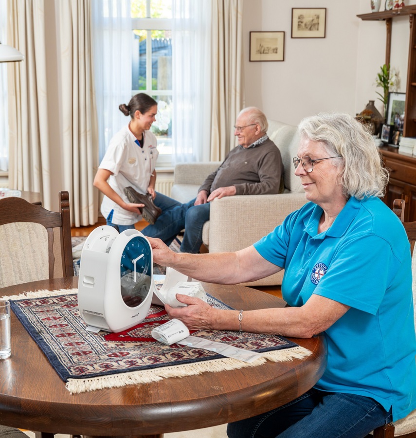 Apotheekmedewerkster aan tafel met slimme medicijndoos