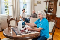 Apotheekmedewerkster aan tafel met slimme medicijndoos