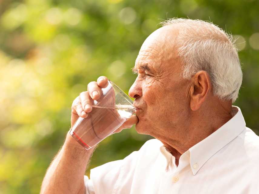 Man drinkt glas water