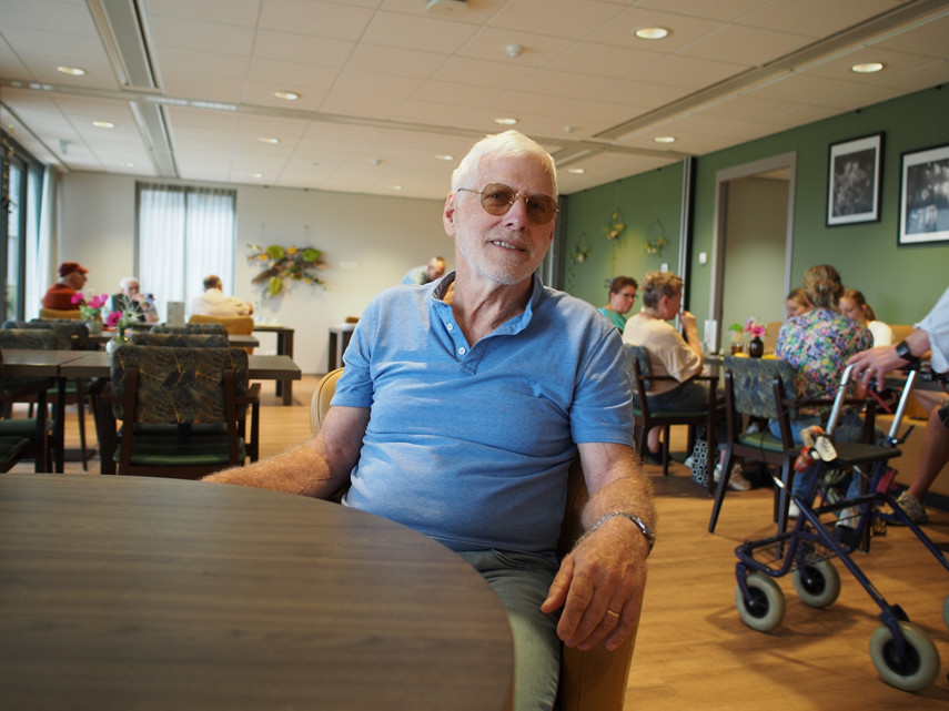 Mantelzorger zit in een zorgcentrum aan tafel