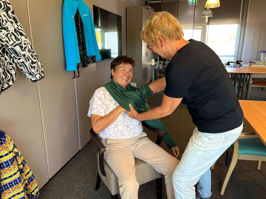 Cursist leert naaste  te ondersteunen bij het aankleden